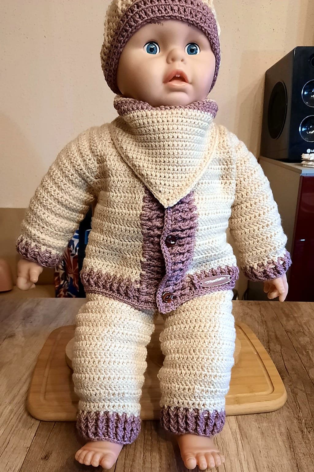 Handgehäkelte Babygarnitur in Creme mit mauve-farbenen Absetzungen