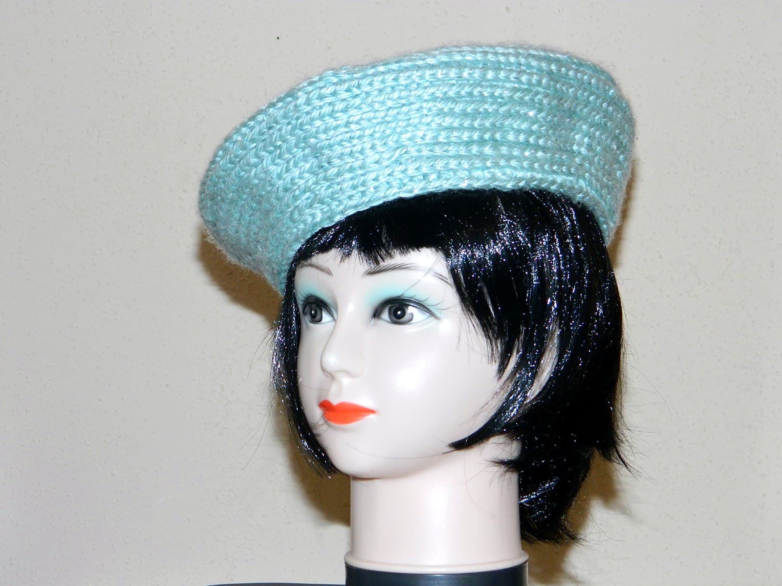 Handgehäkelte Baskenmütze in Aqua mit Glanzfaden