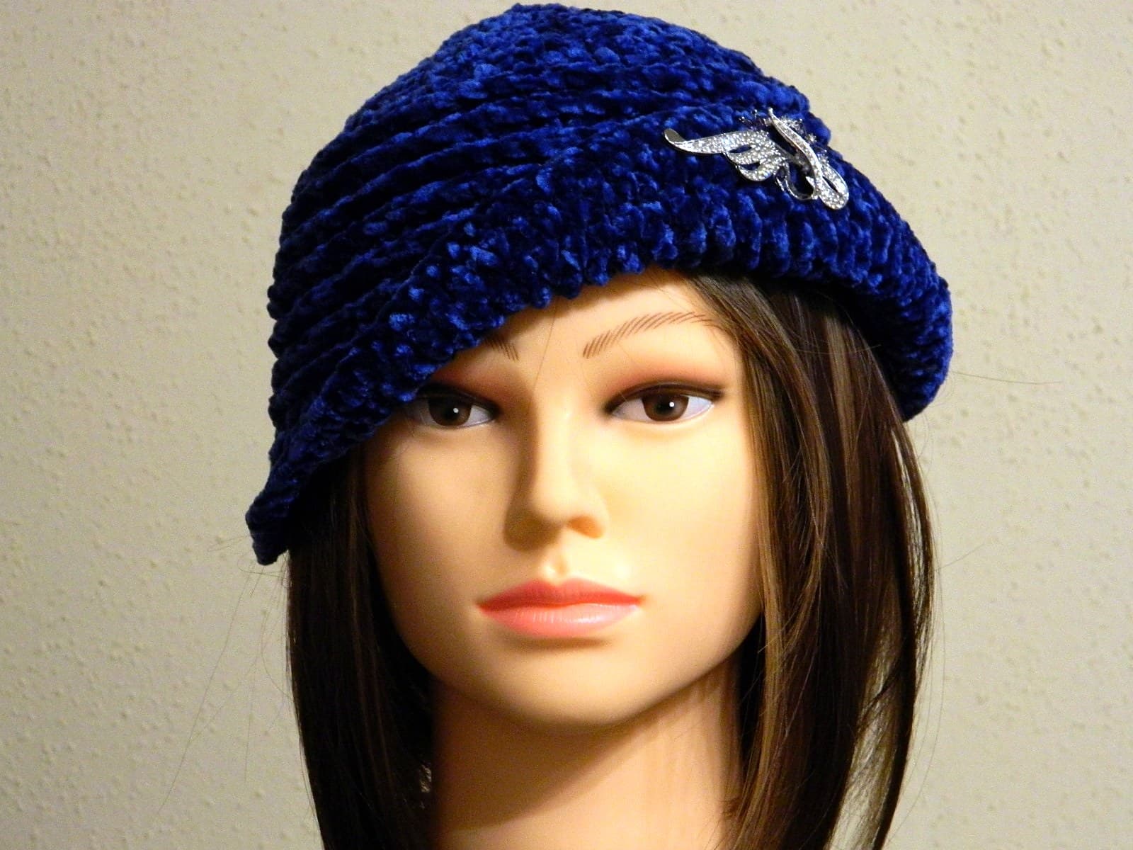 Handgehäkelte Cloche aus nachtblauem Chenille-Garn mit silberner Strassbrosche