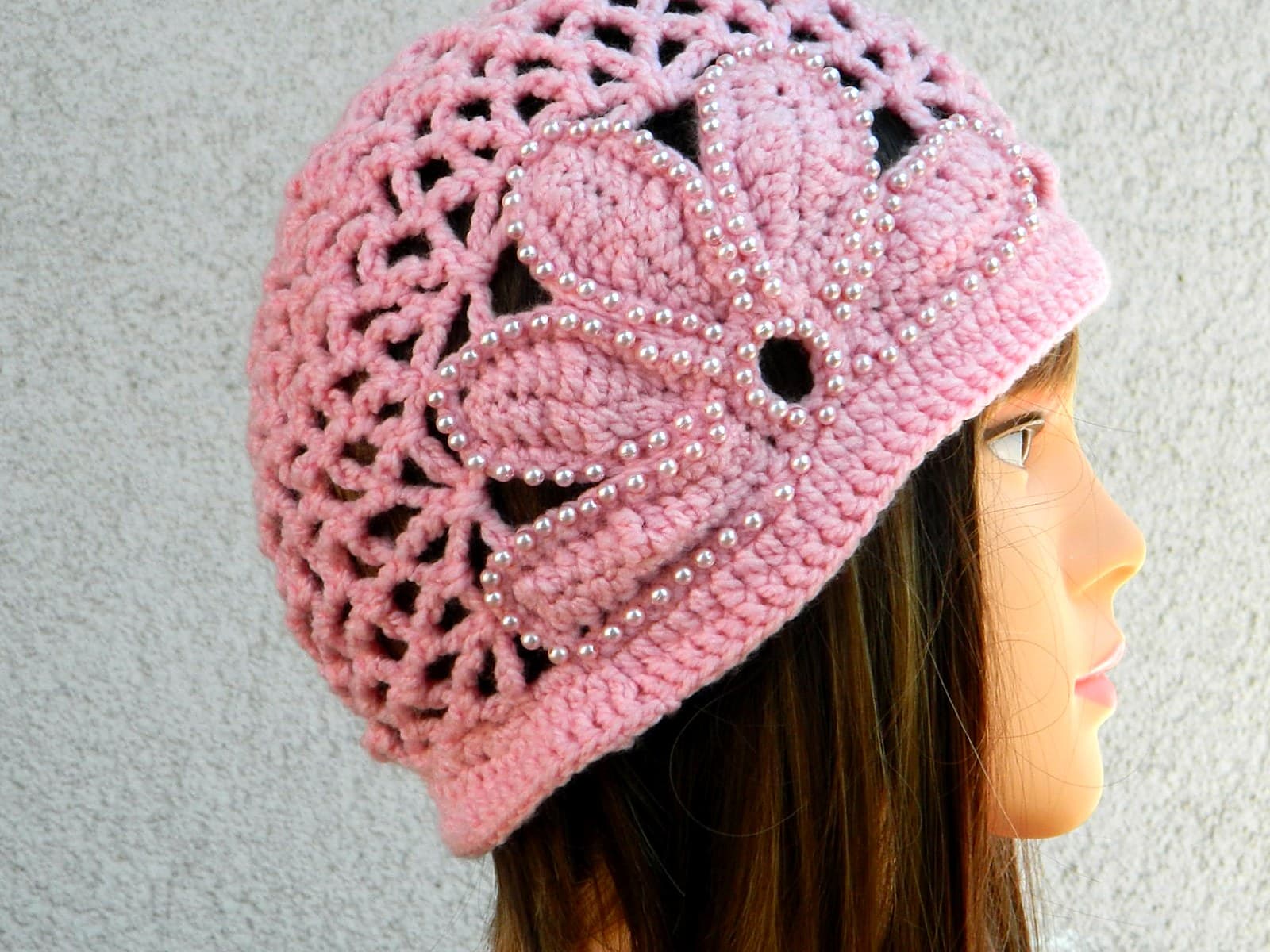 Handgehäkelte Cloche in Altrosa mit Blütenmuster aus aufgenähten Perlen, von der Seite