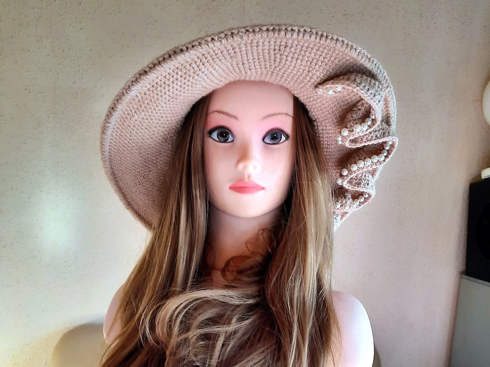 Handgehäkelter Schlapphut in Beige-Rosé mit perlenbesetzter Rüsche an der Seite